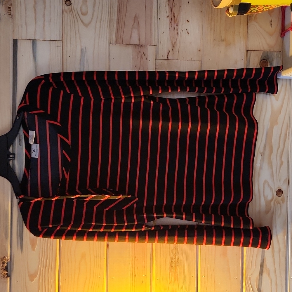 Worthington Top sz small Great pre-owned condition. Black w/red stripes. Pretty!